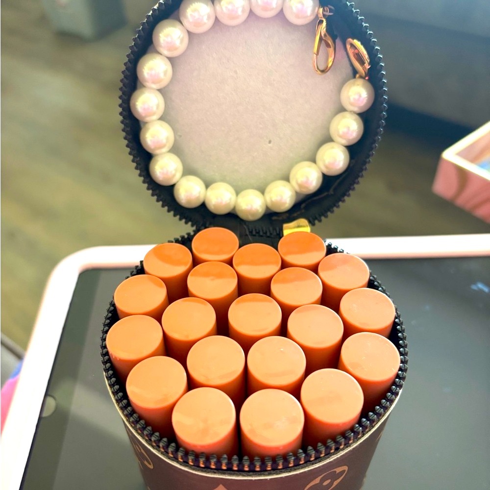 Designer Inspired Luxury Lip Gloss Set with Carrying Case - Assorted Colors - Picture 3 of 4